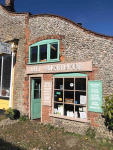 滨海克雷Lovely quiet cottage Sleeps 4 adults, 4 children, Dog Friendly的带有粘土熏制室的砖砌建筑