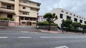 an empty street in a city with buildings at Apartamento acogedor in Rentería