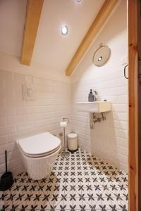 a bathroom with a toilet and a sink at Haus Meter in Donji Proložac - Haus für 6 Personen in Donji Proložac