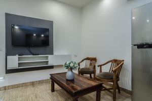 TV a/nebo společenská místnost v ubytování Red Rose Homestay - Rooms with Kitchenette
