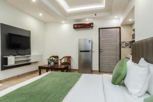 TV a/nebo společenská místnost v ubytování Red Rose Homestay - Rooms with Kitchenette