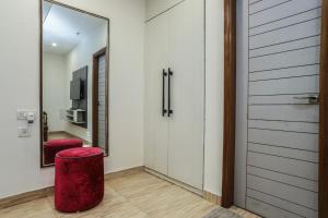 TV a/nebo společenská místnost v ubytování Red Rose Homestay - Rooms with Kitchenette
