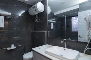 Koupelna v ubytování Red Rose Homestay - Rooms with Kitchenette