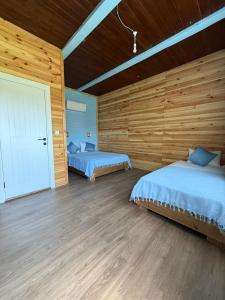 A bed or beds in a room at Izgen Bungalows