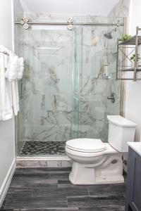 Un baño con inodoro y ducha de cristal. en Location! Quality! Comfort! The downtown Gem, en Naples 10 fotos más
