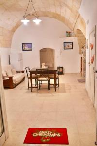 a living room with a table and a couch at Affittacamere Casa nella grotta in Laterza