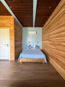 A bed or beds in a room at Izgen Bungalows