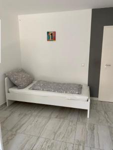 a white couch with two pillows in a room at Gemütliche Wohnung im Herzen von Heidelberg in Heidelberg
