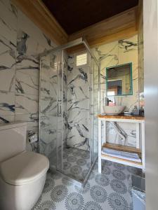 A bathroom at Izgen Bungalows