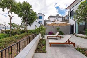Dali Blue House Sea View B&B的阳台或露台
