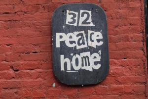 Un certificado, premio, letrero u otro documento en 32 Peace Home