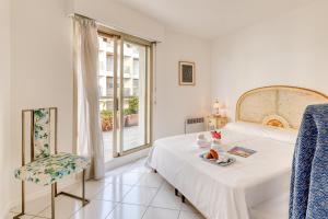 芒通Port & Pool Hideaway - Happy Rentals的一间卧室，里面有一张床、一张桌子和一扇窗户