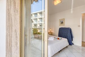 芒通Port & Pool Hideaway - Happy Rentals的一间有床和窗户的小房间