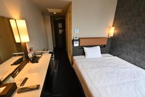 En eller flere senger på et rom på Sanco Inn Yokkaichi Ekimae