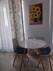 シェリンバルにあるIanca Urban Stayの白いテーブル(ワイングラス2本、椅子2脚付)