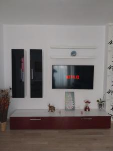 シェリンバルにあるIanca Urban Stayの壁にテレビが取り付けられたリビングルーム +5枚の写真