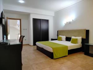 Ένα ή περισσότερα κρεβάτια σε δωμάτιο στο Hotel l'éventail +38 φωτογραφίες