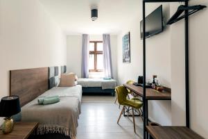 Televízia a/alebo spoločenská miestnosť v ubytovaní Cooltour Hostel