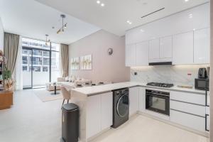 A cozinha ou kitchenette de Spacious Apartment for 4 in JVC
