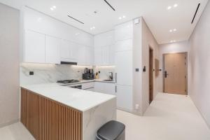 A cozinha ou kitchenette de Spacious Apartment for 4 in JVC
