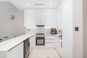 A cozinha ou kitchenette de Spacious Apartment for 4 in JVC