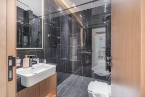 Uma casa de banho em Spacious Apartment for 4 in JVC