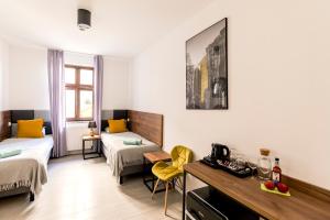 Posteľ alebo postele v izbe v ubytovaní Cooltour Hostel