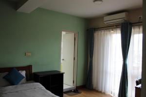 Una cama o camas en una habitación de 32 Peace Home