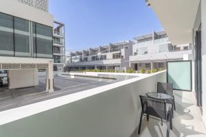 Uma varanda ou terraço em Spacious Apartment for 4 in JVC