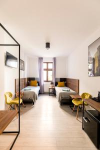 Posteľ alebo postele v izbe v ubytovaní Cooltour Hostel