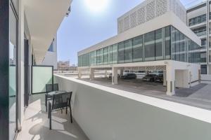 Uma varanda ou terraço em Spacious Apartment for 4 in JVC