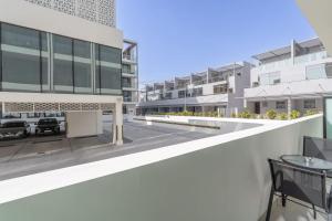 Uma varanda ou terraço em Spacious Apartment for 4 in JVC