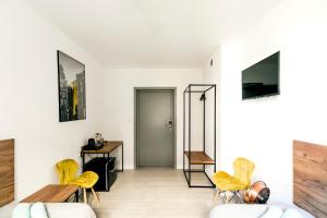 Televízia a/alebo spoločenská miestnosť v ubytovaní Cooltour Hostel