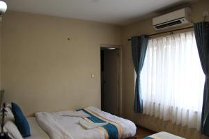 Una cama o camas en una habitación de 32 Peace Home