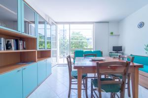 a kitchen and dining room with a table and chairs at La Casa della Riviera in Platamona