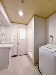Ένα μπάνιο στο Dai3kuboi - Spacious 3BR Apt for 9 ppl near PeacePark