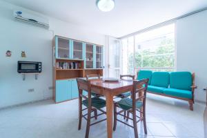 a living room with a wooden table and chairs at La Casa della Riviera in Platamona