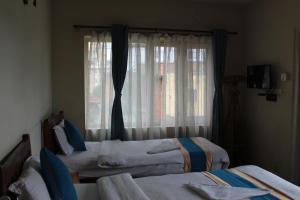 Una cama o camas en una habitación de 32 Peace Home