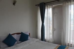 Una cama o camas en una habitación de 32 Peace Home