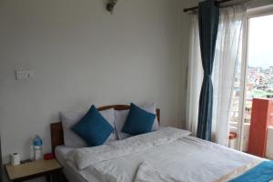 Una cama o camas en una habitación de 32 Peace Home