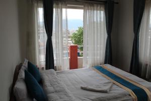 Una cama o camas en una habitación de 32 Peace Home