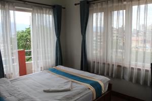 Una cama o camas en una habitación de 32 Peace Home