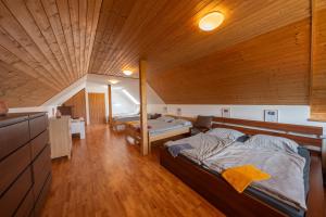 ブフロヴィツェにあるPod Buchlovem - wellness & sportの木製天井のベッドルーム1室(大型ベッド1台付) +40枚の写真