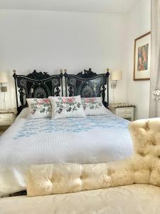 A bed or beds in a room at Masseria Lacatena Még 37 kép
