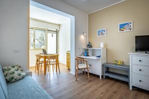 Телевизор и/или развлекательный центр в Mareblù - Tuscany Green Aparthotel