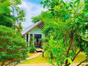 una piccola casa in mezzo a una foresta di Sungreen Cottage Sigiriya a Sigiriya