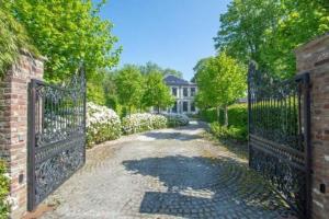 an entrance to a house with a wrought iron gate at Le Château des Comtesses - Vue lac, 13 pers in Montignies-sur-Roc