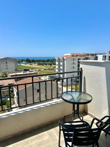 Una mesa y sillas en un balcón con vista. en Sea View Aroma Apartments, en Bar
