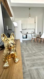 Una escultura de un perro en el suelo de una cocina. en Sea View Aroma Apartments, en Bar 7 fotos más