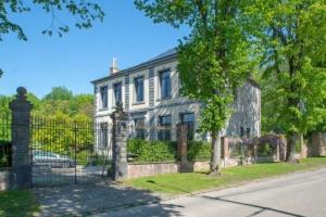 an old house with a fence in front of it at Le Château des Comtesses - Vue lac, 13 pers in Montignies-sur-Roc